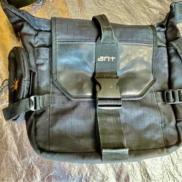 Y2K Messenger Bag design by: Ant Industrial Design. - Picture 3 of 7